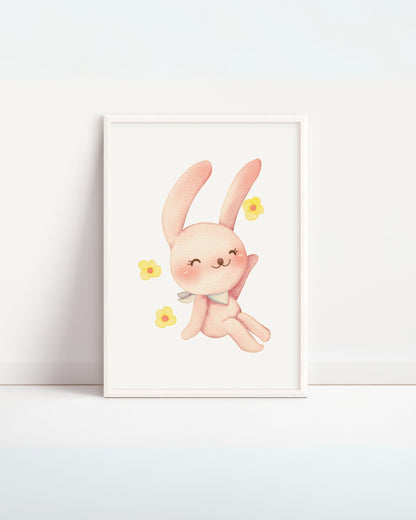 Poster con coniglietto rosa sorridente circondato da fiorellini gialli, illustrazione dolce per decorare la cameretta dei bambini.