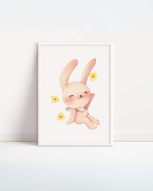 Poster con coniglietto rosa sorridente circondato da fiorellini gialli, illustrazione dolce per decorare la cameretta dei bambini.