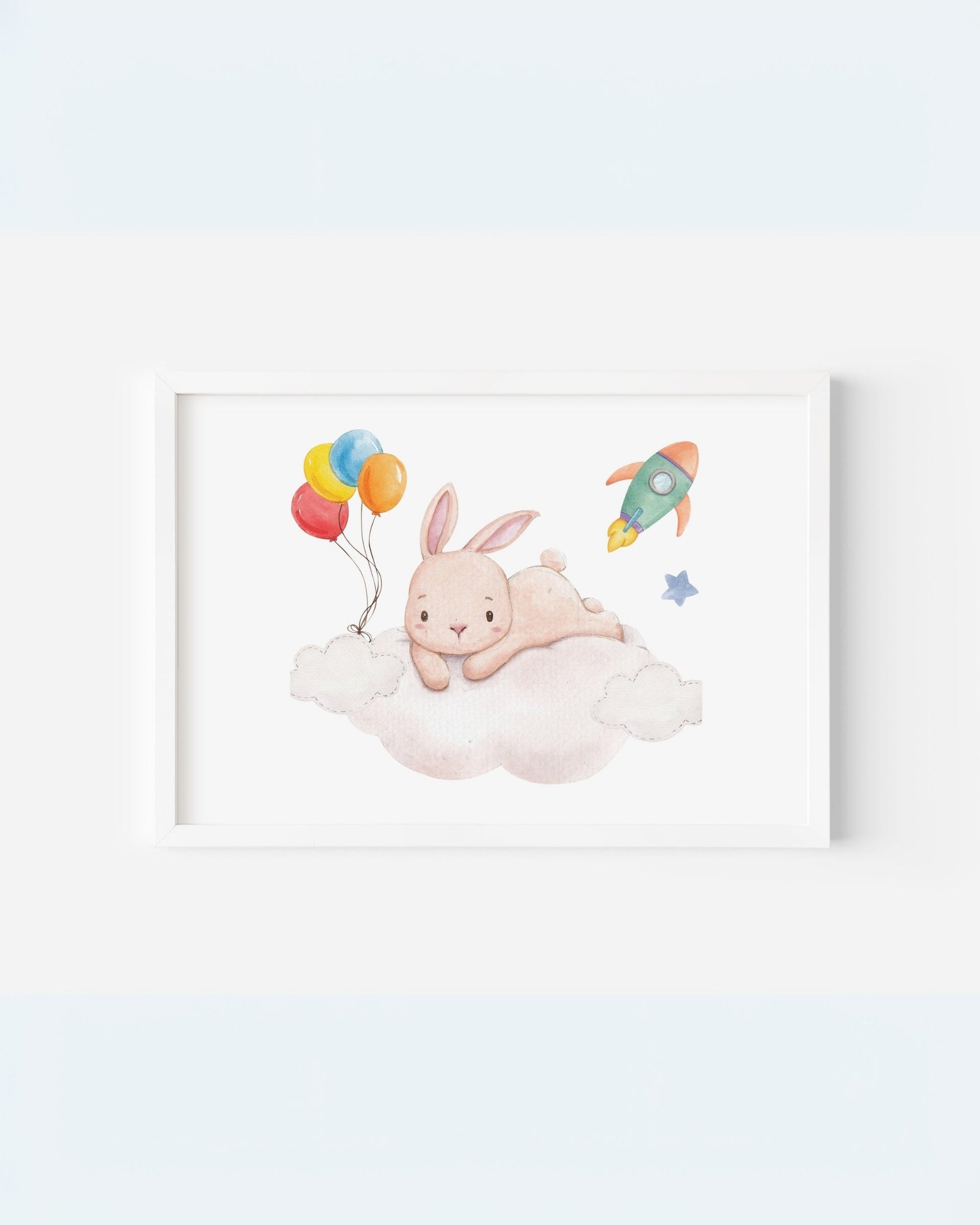 Poster con coniglietto sdraiato su nuvola con palloncini colorati e navicella spaziale, illustrazione dolce per cameretta bambini.