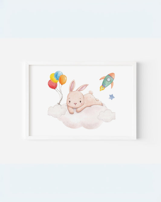 Poster con coniglietto sdraiato su nuvola con palloncini colorati e navicella spaziale, illustrazione dolce per cameretta bambini.