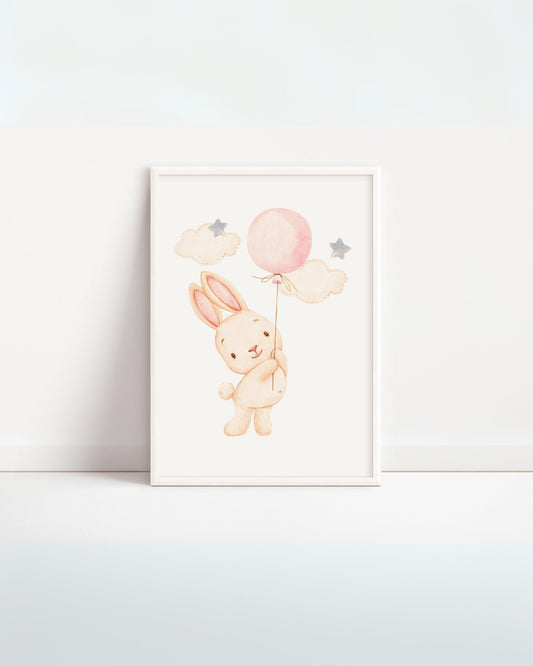 Poster digitale per bambini con tenero coniglietto che vola con un palloncino rosa tra nuvole e stelline, illustrazione delicata da stampare per decorare la cameretta.