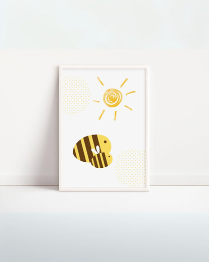 Poster per bambini da stampare con ape felice e sole giallo, decorazione digitale allegra per cameretta.