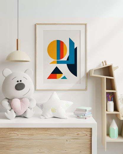  poster digitale per bambini Fantasia Angolare, esposto in cameretta con orsetto peluche, stellina e scaffale in legno.