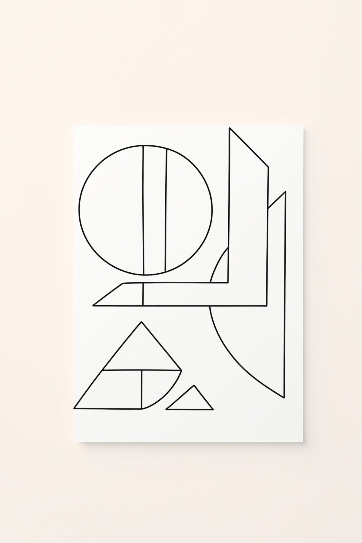 Poster educativo per bambini in bianco e nero da colorare con composizione di forme geometriche angolari, su delicato sfondo rosato.
