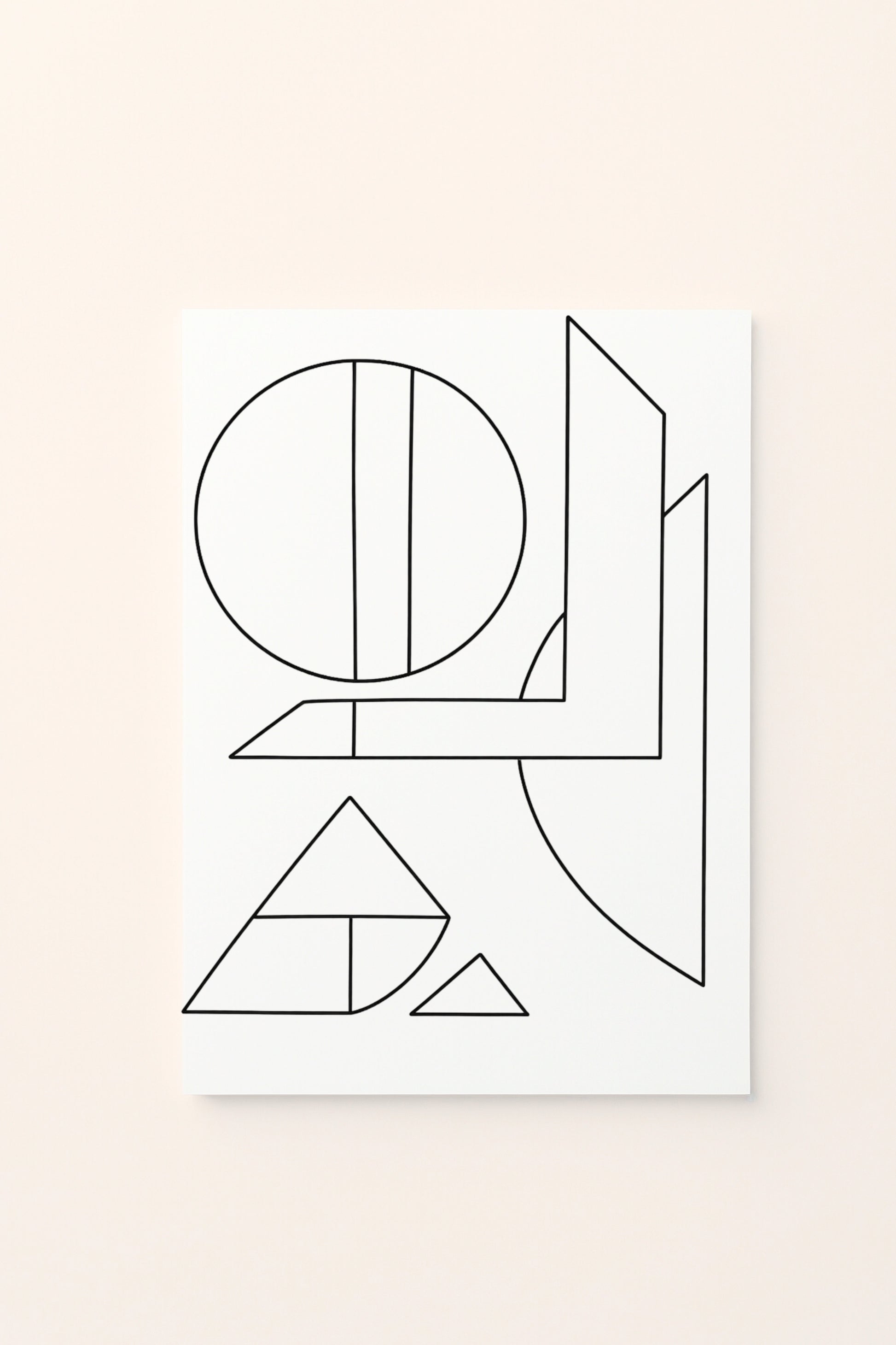 Poster educativo per bambini in bianco e nero da colorare con composizione di forme geometriche angolari, su delicato sfondo rosato.