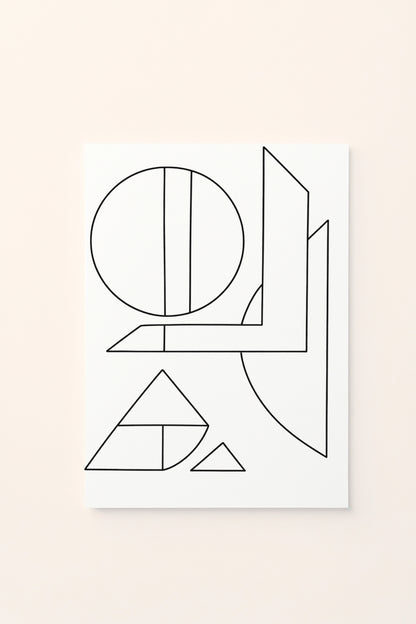 Poster educativo per bambini in bianco e nero da colorare con composizione di forme geometriche angolari, su delicato sfondo rosato.
