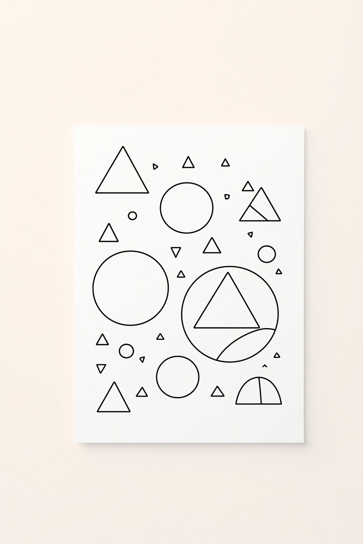 Poster educativo per bambini in bianco e nero da colorare con forme geometriche in movimento, su delicato sfondo rosato.
