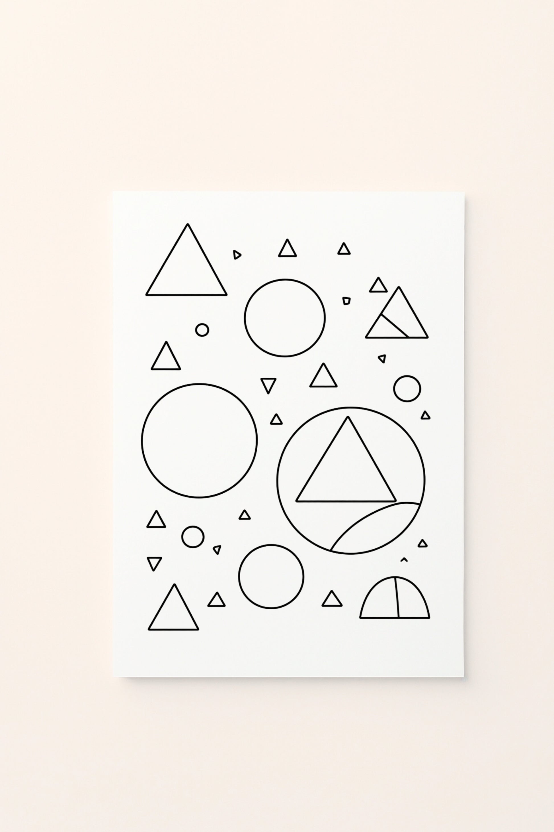 Poster educativo per bambini in bianco e nero da colorare con forme geometriche in movimento, su delicato sfondo rosato.
