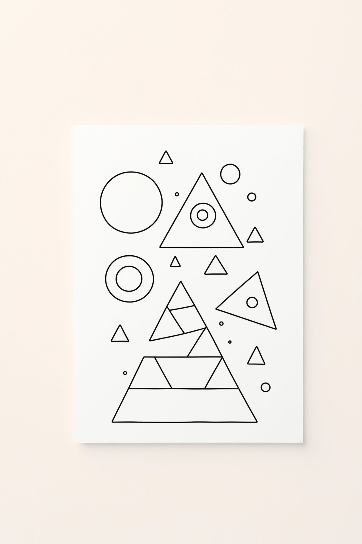 Poster educativo per bambini in bianco e nero da colorare con composizione di triangoli e cerchi, su delicato sfondo rosato.