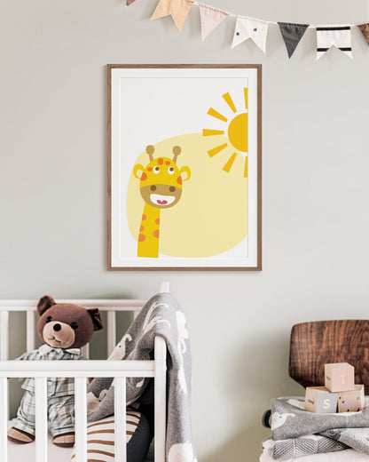 Poster con giraffa sorridente sotto il sole appeso in cameretta, sopra la culla con peluche orsetto e decorazioni allegre.