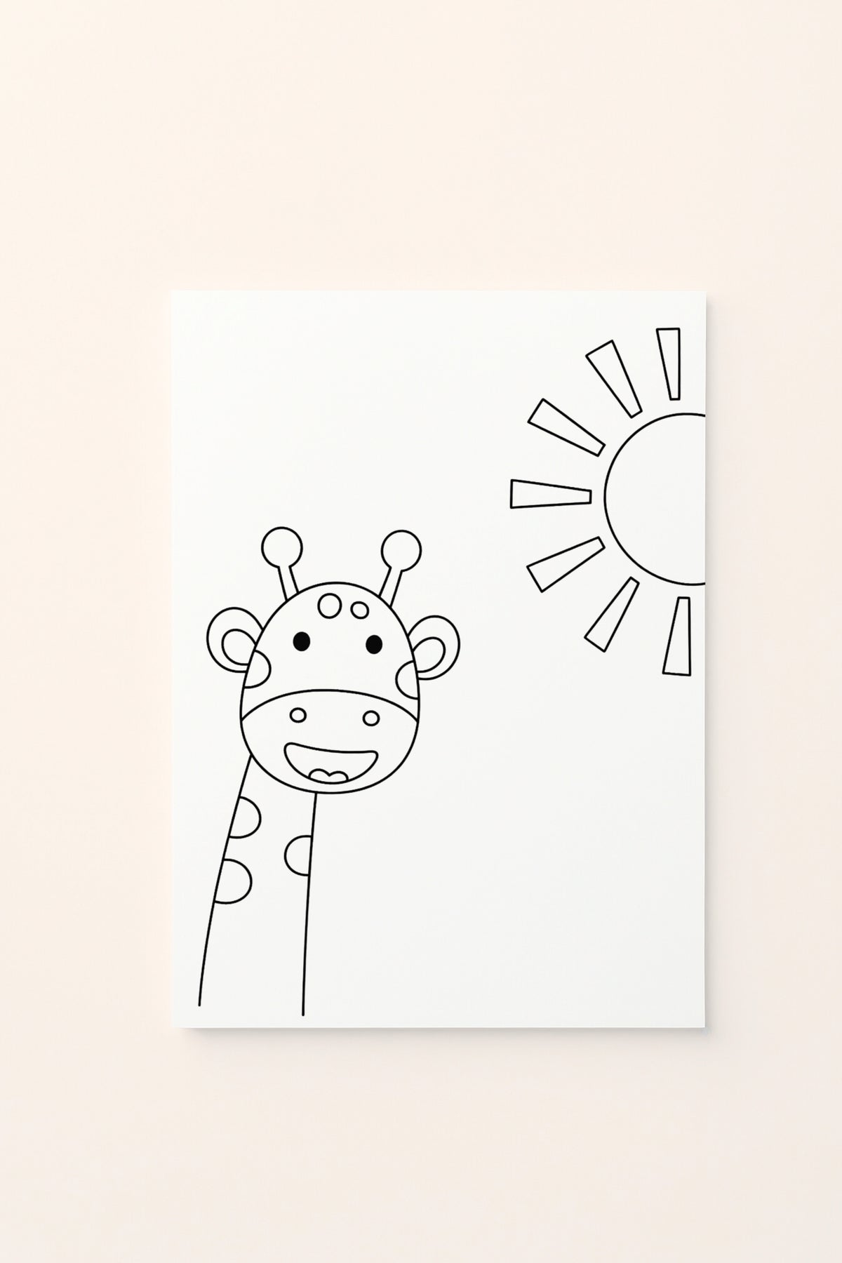 Poster educativo per bambini in bianco e nero da colorare con giraffa e sole, su delicato sfondo rosato.