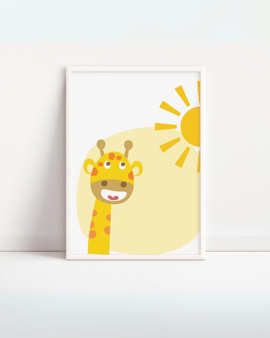 Poster con giraffa gialla sorridente illuminata dal sole, illustrazione allegra e colorata per decorare la cameretta dei bambini.
