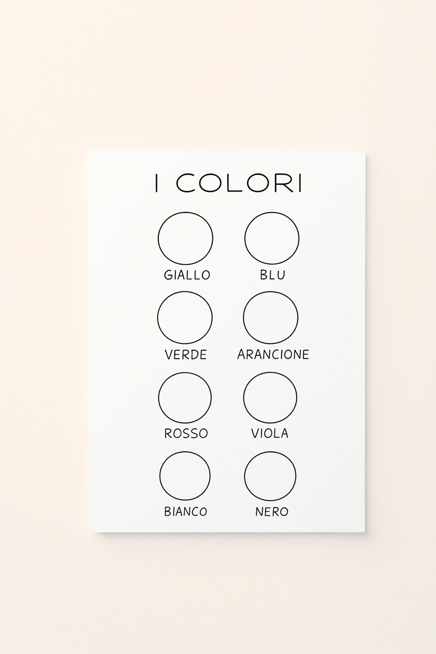Poster educativo per bambini in bianco e nero da colorare sui colori, con cerchi e nomi di giallo, blu, verde, arancione, rosso, viola, bianco e nero, su delicato sfondo rosato.