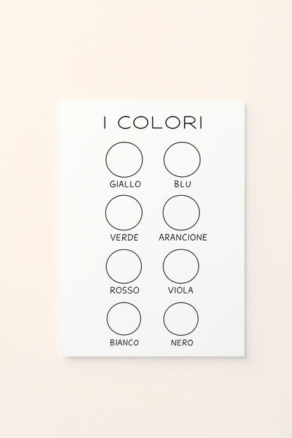 Poster educativo per bambini in bianco e nero da colorare sui colori, con cerchi e nomi di giallo, blu, verde, arancione, rosso, viola, bianco e nero, su delicato sfondo rosato.
