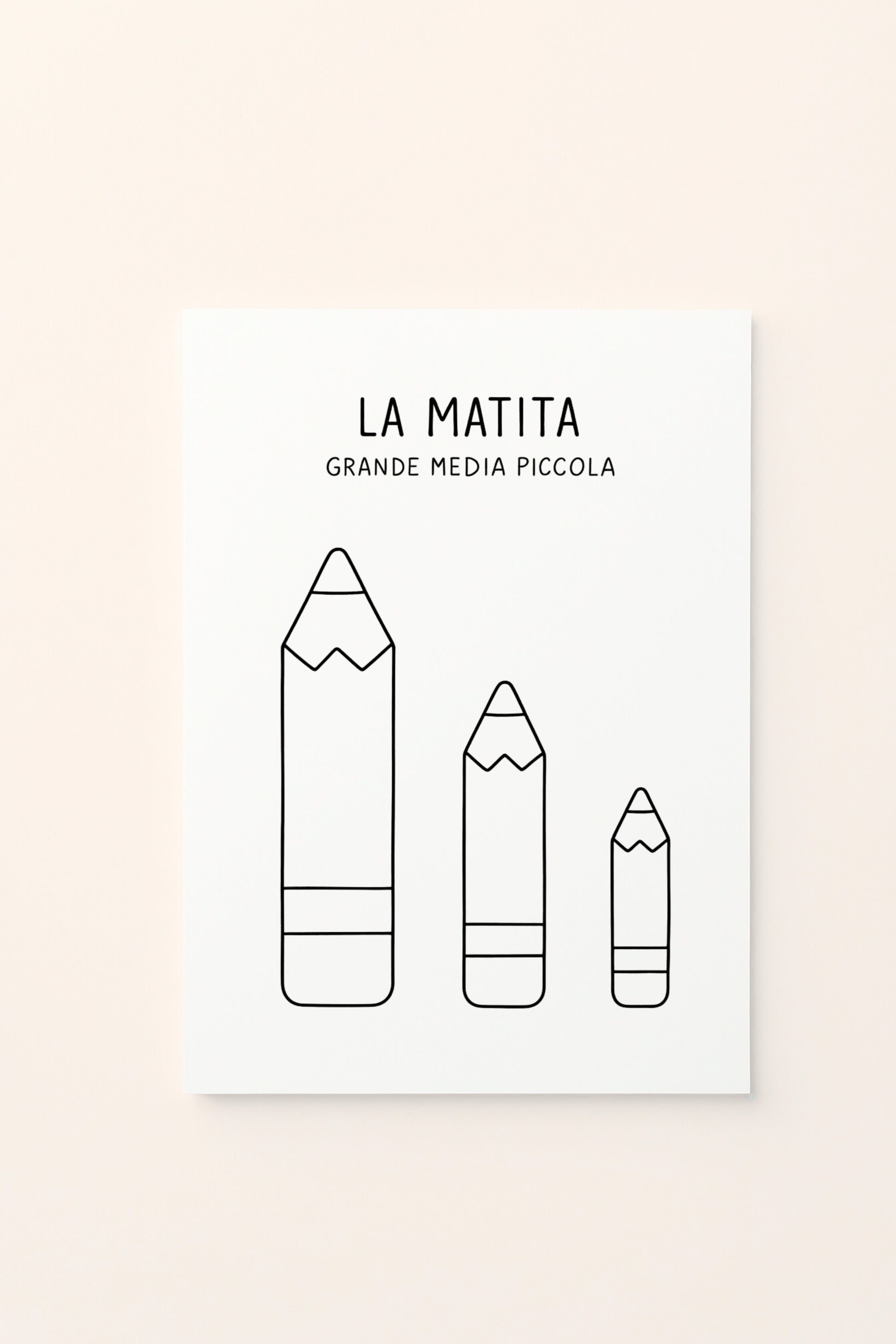 Poster educativo per bambini in bianco e nero da colorare con la matita, su delicato sfondo rosato.