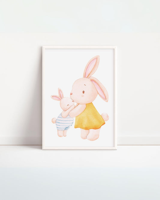 Poster digitale con mamma coniglio che abbraccia il suo piccolo, illustrazione dolce per decorare la cameretta dei bambini.