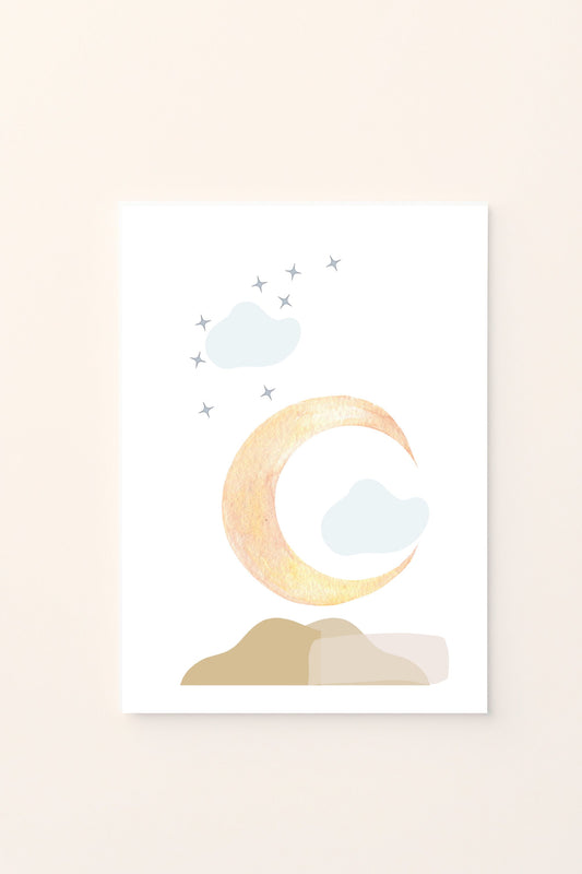 Poster illustrato con mezzaluna e nuvole su sfondo rosato, perfetto per decorare la cameretta dei bambini e creare un’atmosfera dolce e rilassante.
