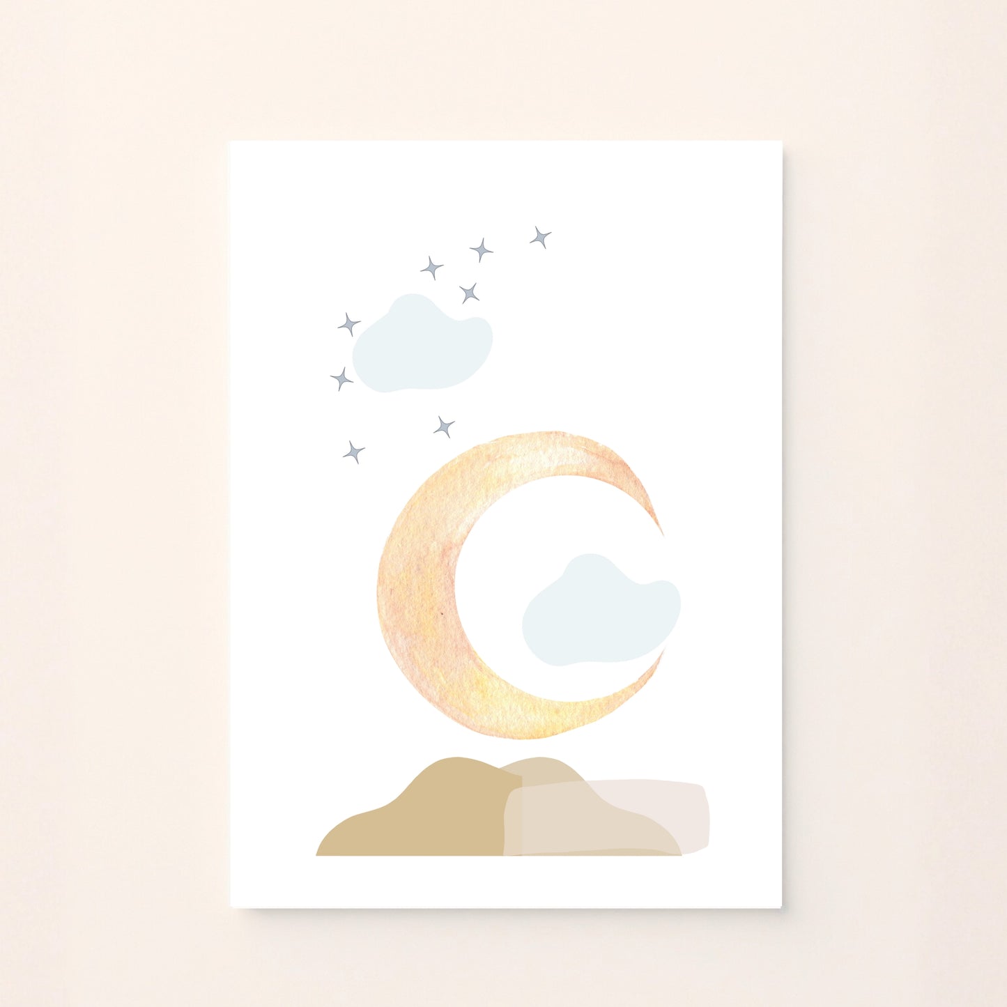 Poster illustrato con mezzaluna e nuvole su sfondo rosato, perfetto per decorare la cameretta dei bambini e creare un’atmosfera dolce e rilassante.