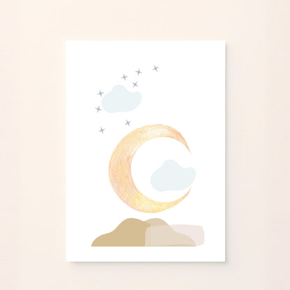 Poster illustrato con mezzaluna e nuvole su sfondo rosato, perfetto per decorare la cameretta dei bambini e creare un’atmosfera dolce e rilassante.