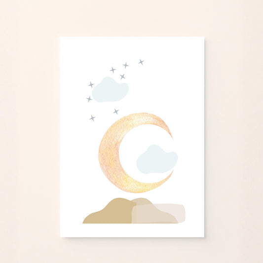 Poster illustrato con mezzaluna e nuvole su sfondo rosato, perfetto per decorare la cameretta dei bambini e creare un’atmosfera dolce e rilassante.