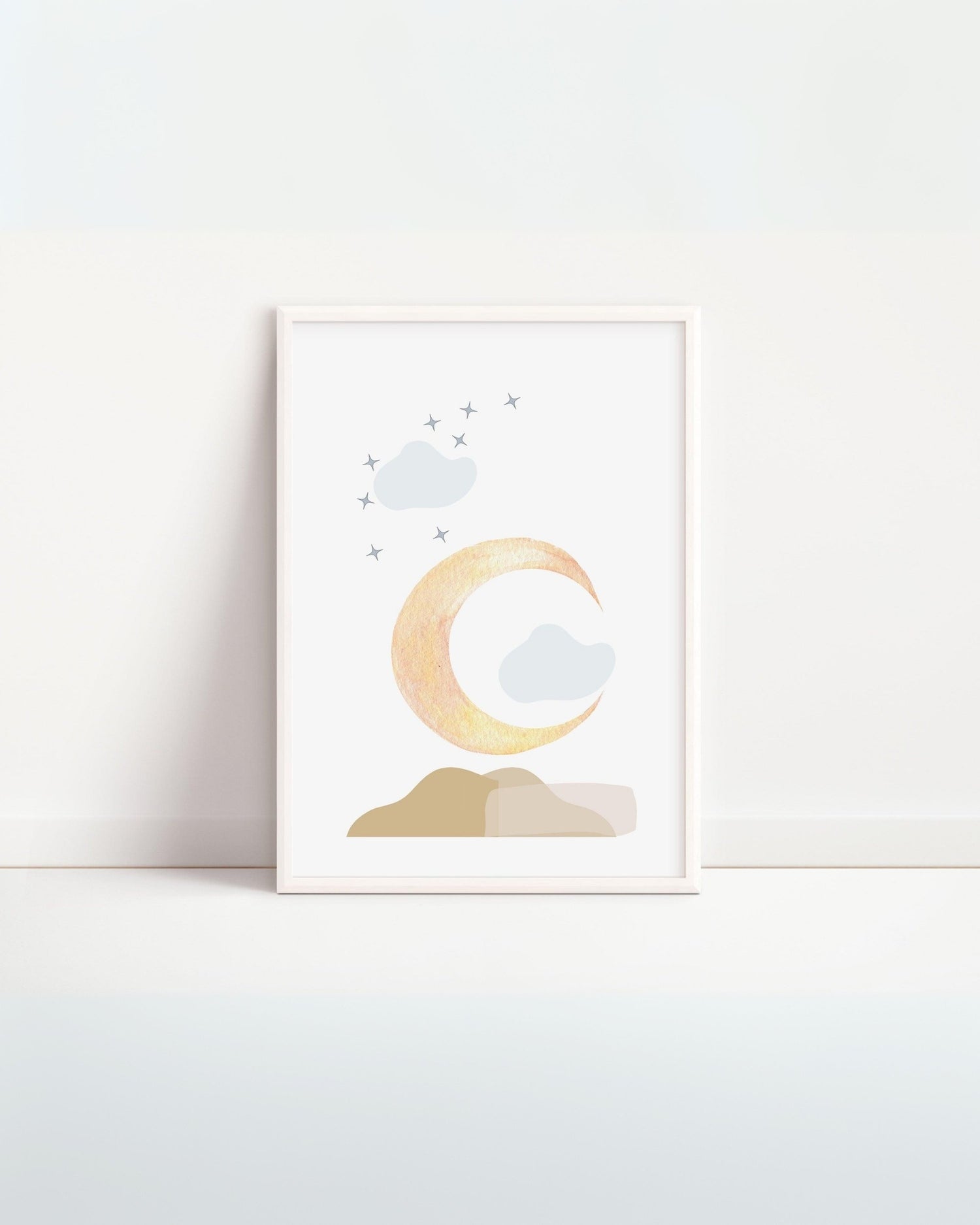 Poster per bambini con mezzaluna dorata, nuvolette e stelle su sfondo bianco, decorazione digitale in cornice bianca.