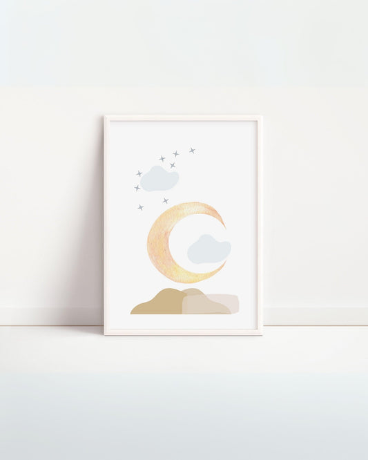 Poster per bambini con mezzaluna dorata, nuvolette e stelle su sfondo bianco, decorazione digitale in cornice bianca.