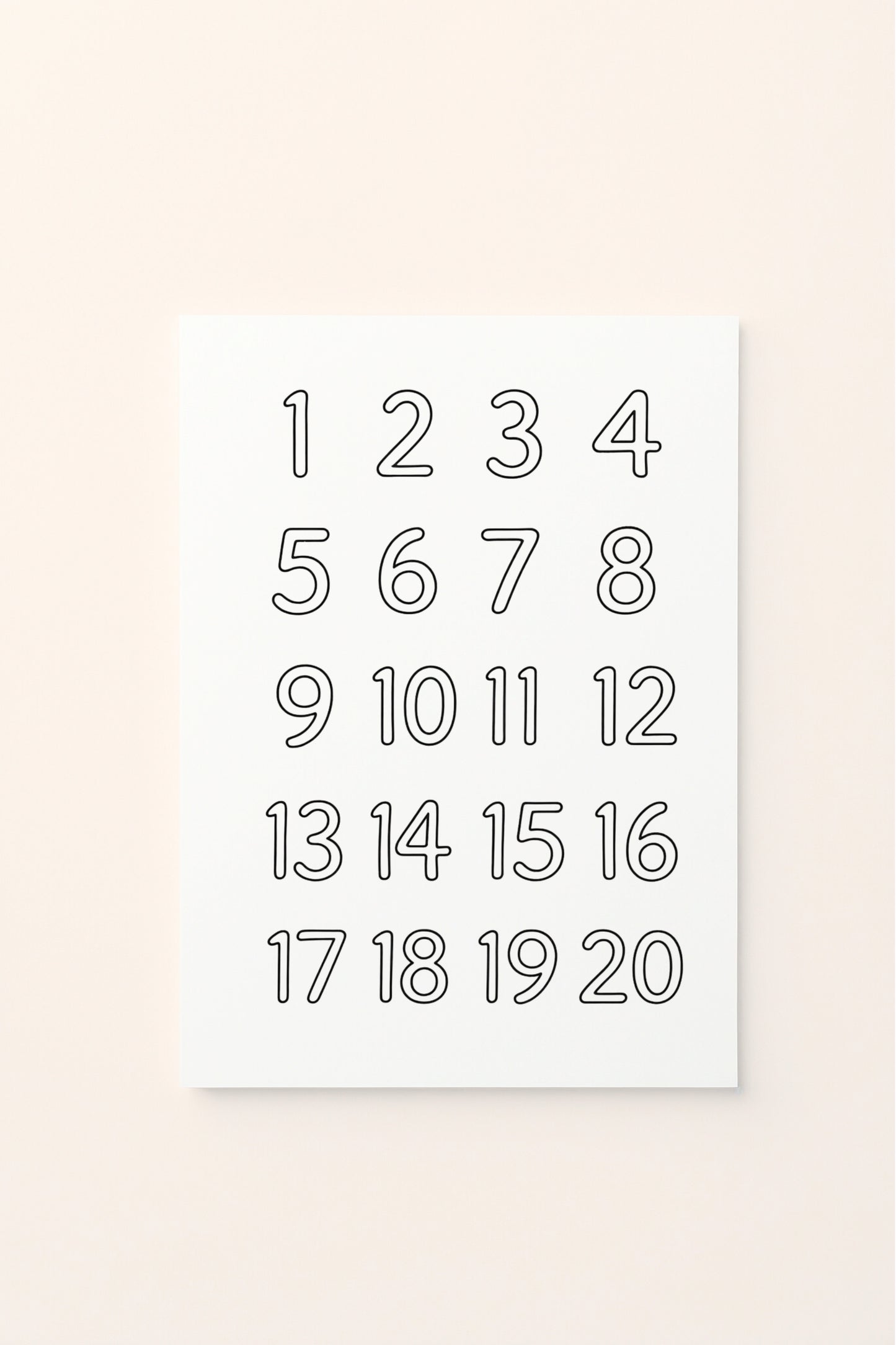 Poster educativo per bambini in bianco e nero da colorare con i numeri da 1 a 20, su delicato sfondo rosato.