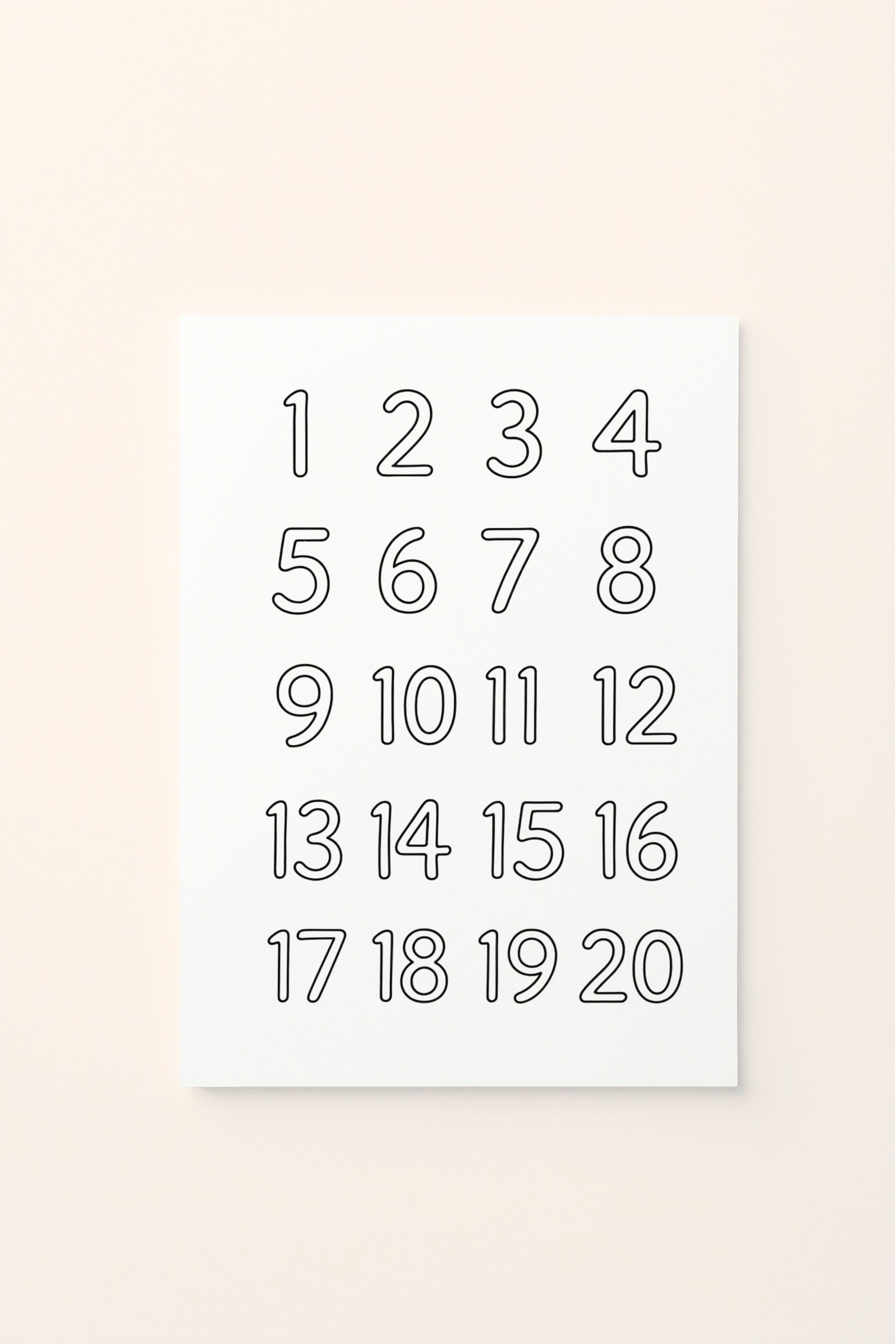 Poster educativo per bambini in bianco e nero da colorare con i numeri da 1 a 20, su delicato sfondo rosato.