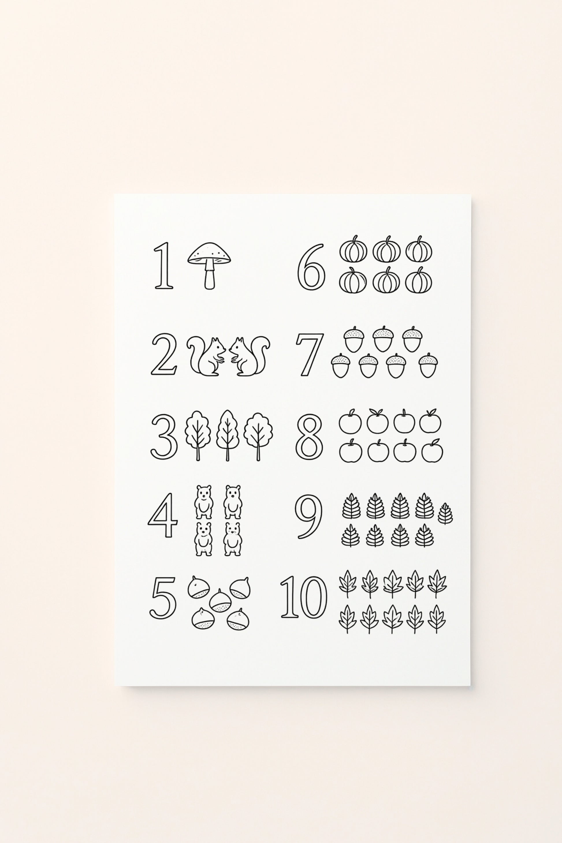 Poster per bambini con numeri da 1 a 10 e quantità illustrate attraverso funghi, scoiattoli, alberi, ghiande, zucche, mele, pigne e foglie autunnali,  da colorare , presentato su sfondo rosato.