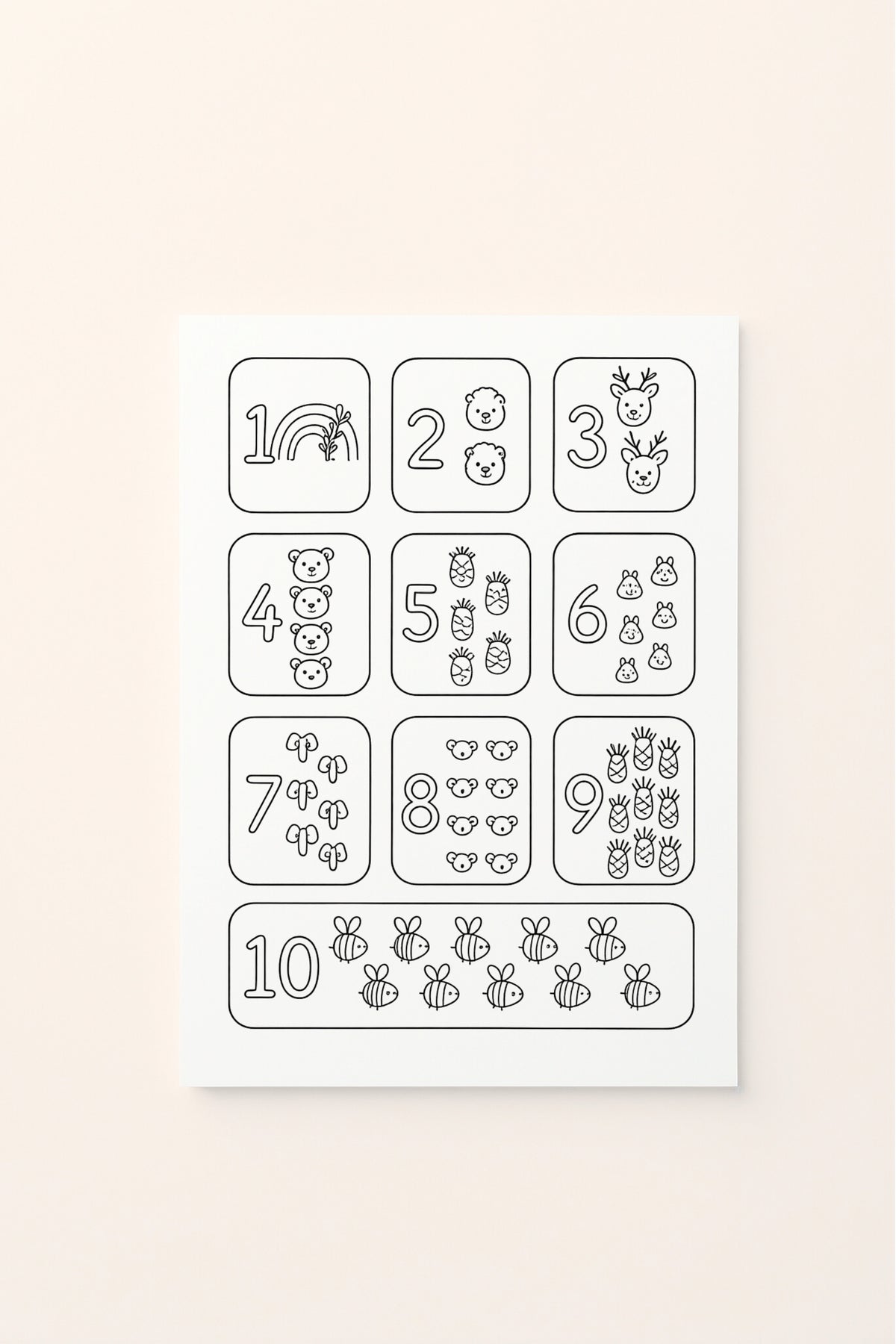 Poster educativo per bambini in bianco e nero da colorare con numeri e quantità, su delicato sfondo rosato.