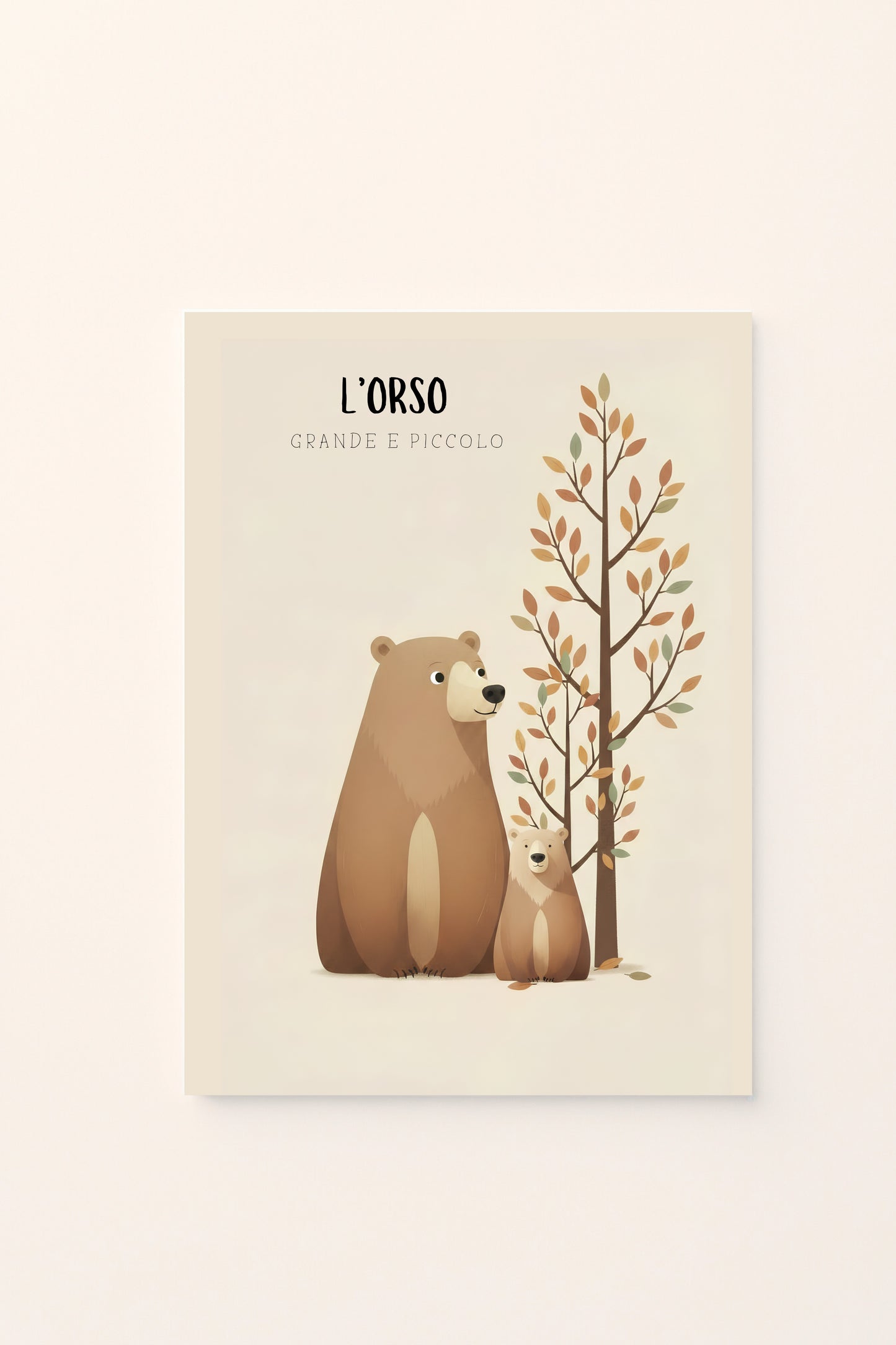 Poster per bambini con orso grande e orso piccolo illustrati accanto a un albero autunnale, presentato su sfondo rosato. Illustrazione delicata dedicata al concetto di grande e piccolo.