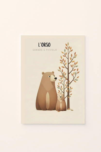 Poster per bambini con orso grande e orso piccolo illustrati accanto a un albero autunnale, presentato su sfondo rosato. Illustrazione delicata dedicata al concetto di grande e piccolo.