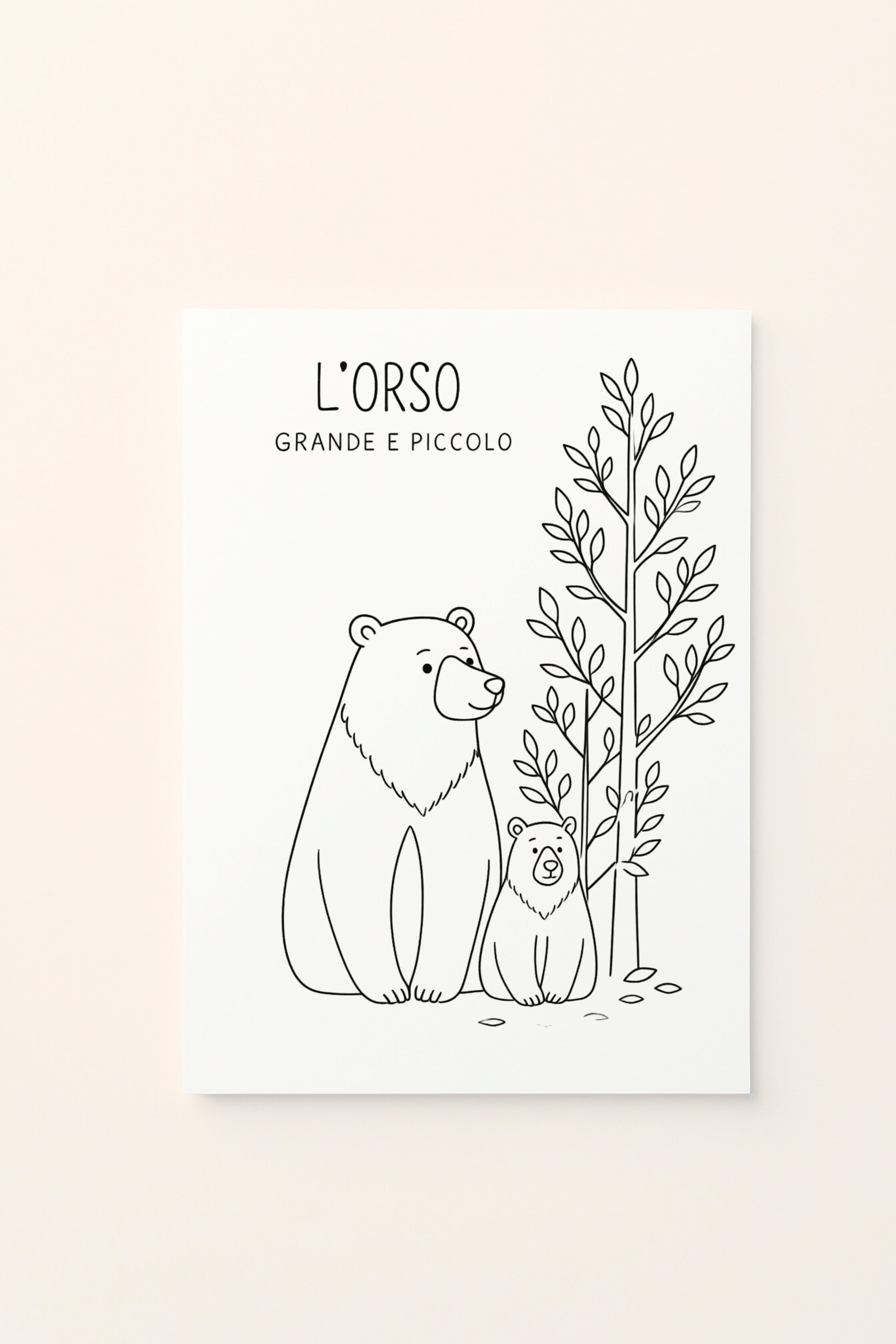 Poster da colorare per bambini con orso grande e orso piccolo accanto a un albero, illustrati in bianco e nero e presentati su sfondo rosato. Attività dedicata al concetto di grande e piccolo.