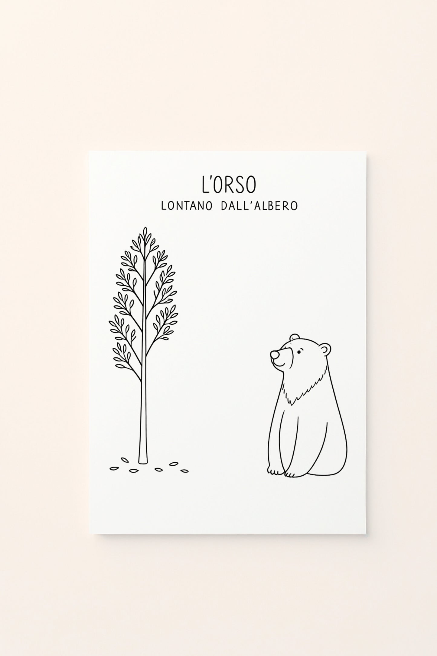 Poster per bambini con orso illustrato lontano da un albero dalle foglie autunnali, presentato su sfondo rosato. Illustrazione delicata dedicata al concetto di lontano. Da colorare 