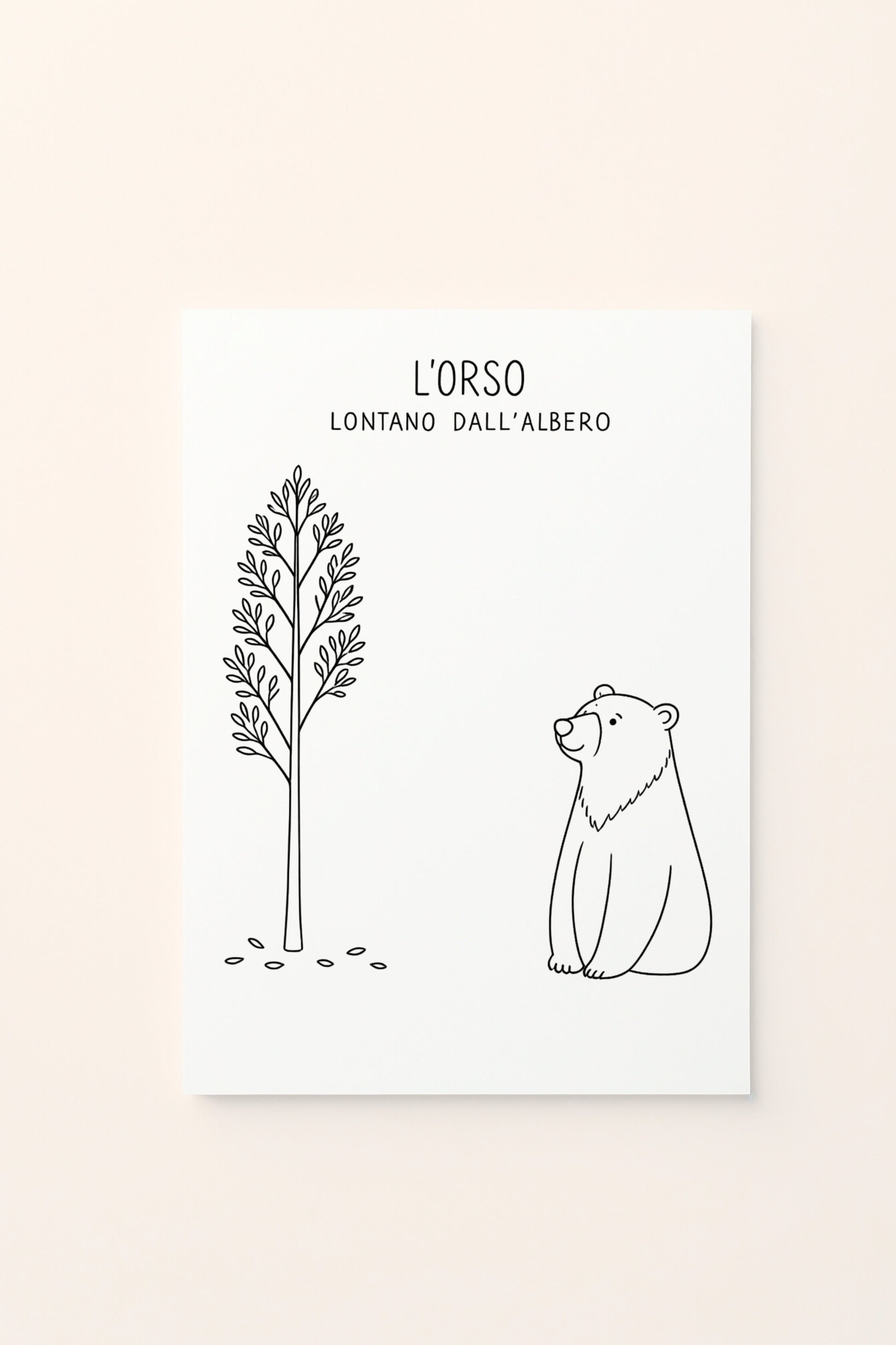 Poster per bambini con orso illustrato lontano da un albero dalle foglie autunnali, presentato su sfondo rosato. Illustrazione delicata dedicata al concetto di lontano. Da colorare 
