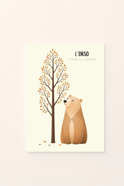 Poster per bambini con orso illustrato vicino a un albero dalle foglie autunnali, presentato su sfondo rosato. Illustrazione delicata dedicata al concetto di vicino.