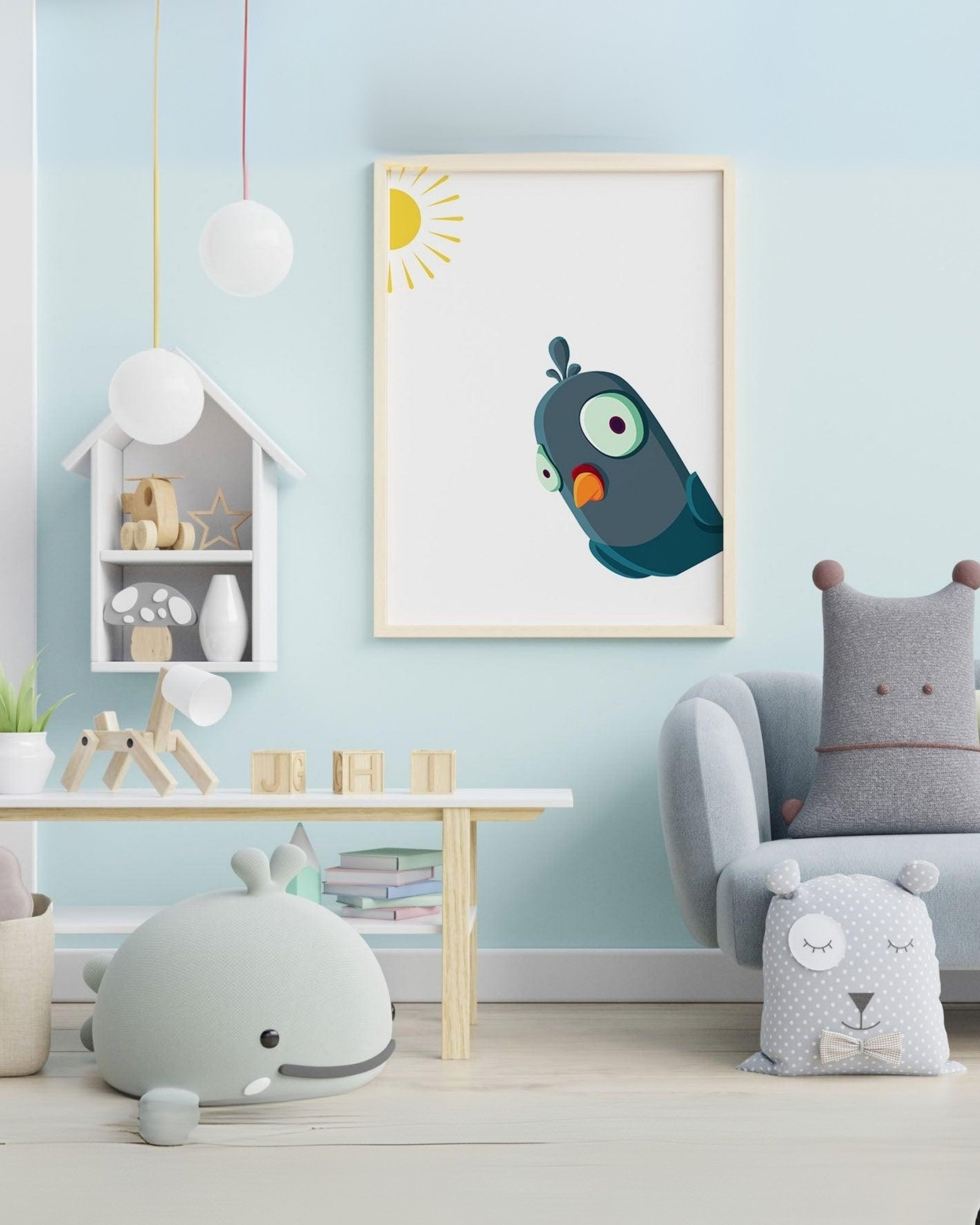 Poster con pappagallo blu dagli occhi grandi appeso alla parete di una cameretta azzurra con giochi decorativi, peluche e arredi moderni.