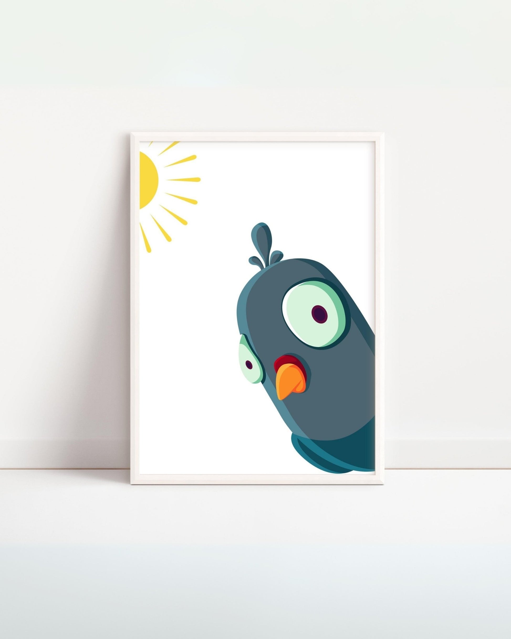 Poster con pappagallo blu dagli occhi grandi che sbuca curioso sotto il sole giallo, illustrazione giocosa per cameretta bambini.