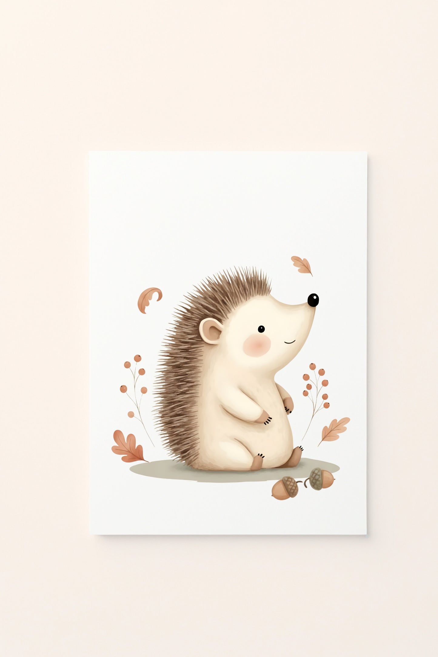 Poster per bambini con riccio illustrato, foglie, ghiande e piccoli elementi autunnali, presentato su sfondo rosato. Illustrazione delicata dai colori caldi e naturali.