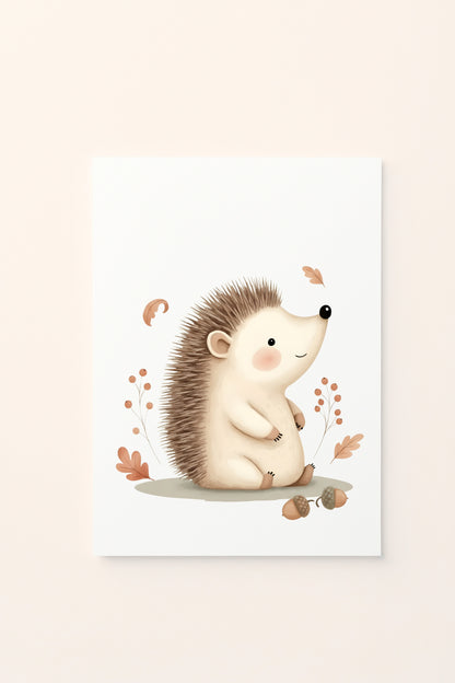 Poster per bambini con riccio illustrato, foglie, ghiande e piccoli elementi autunnali, presentato su sfondo rosato. Illustrazione delicata dai colori caldi e naturali.