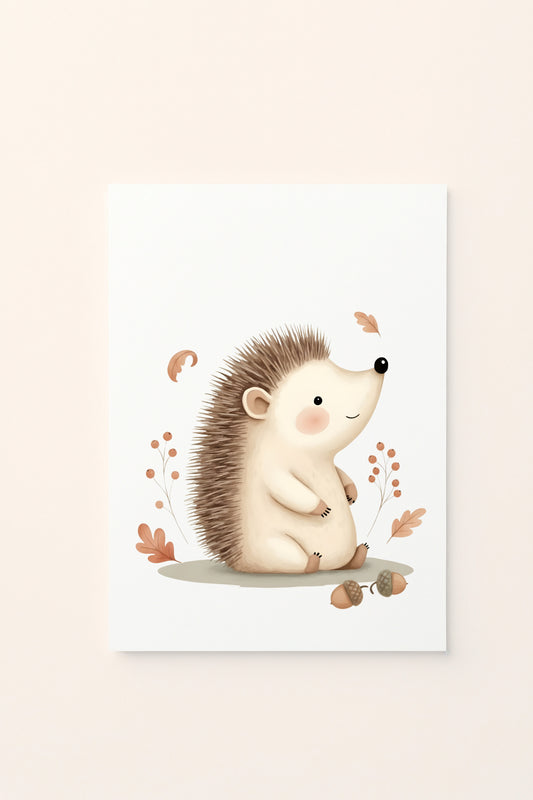 Poster per bambini con riccio illustrato, foglie, ghiande e piccoli elementi autunnali, presentato su sfondo rosato. Illustrazione delicata dai colori caldi e naturali.