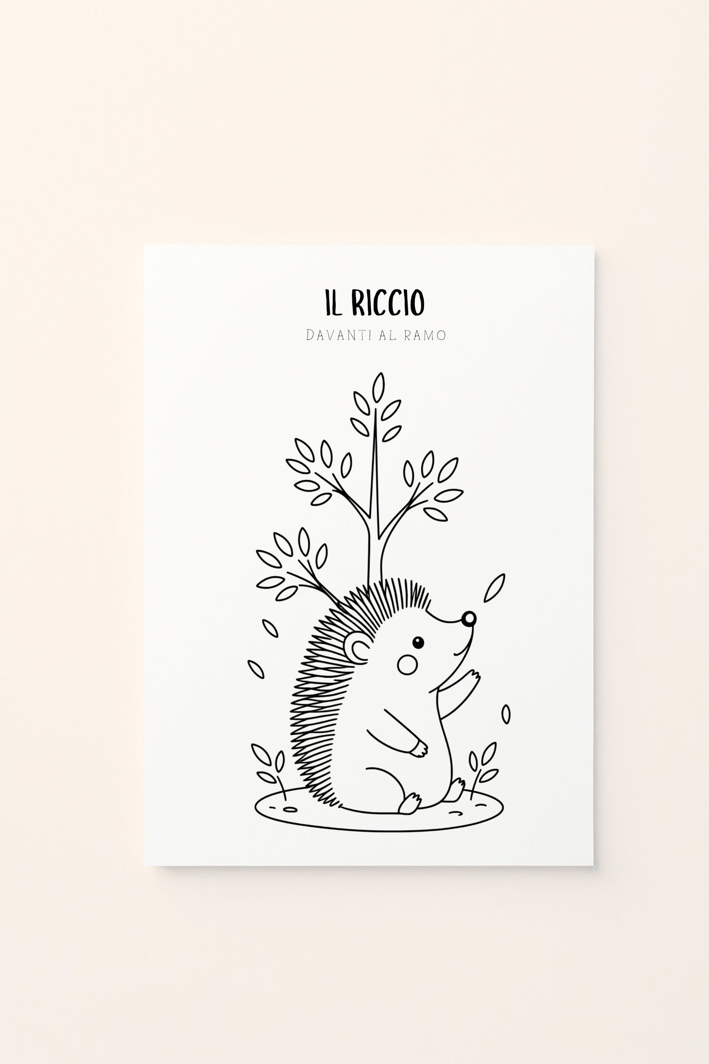 Poster per bambini con riccio illustrato davanti a un piccolo albero con foglie autunnali,  da colorare , presentato su sfondo rosato. Illustrazione delicata dai colori caldi e naturali.