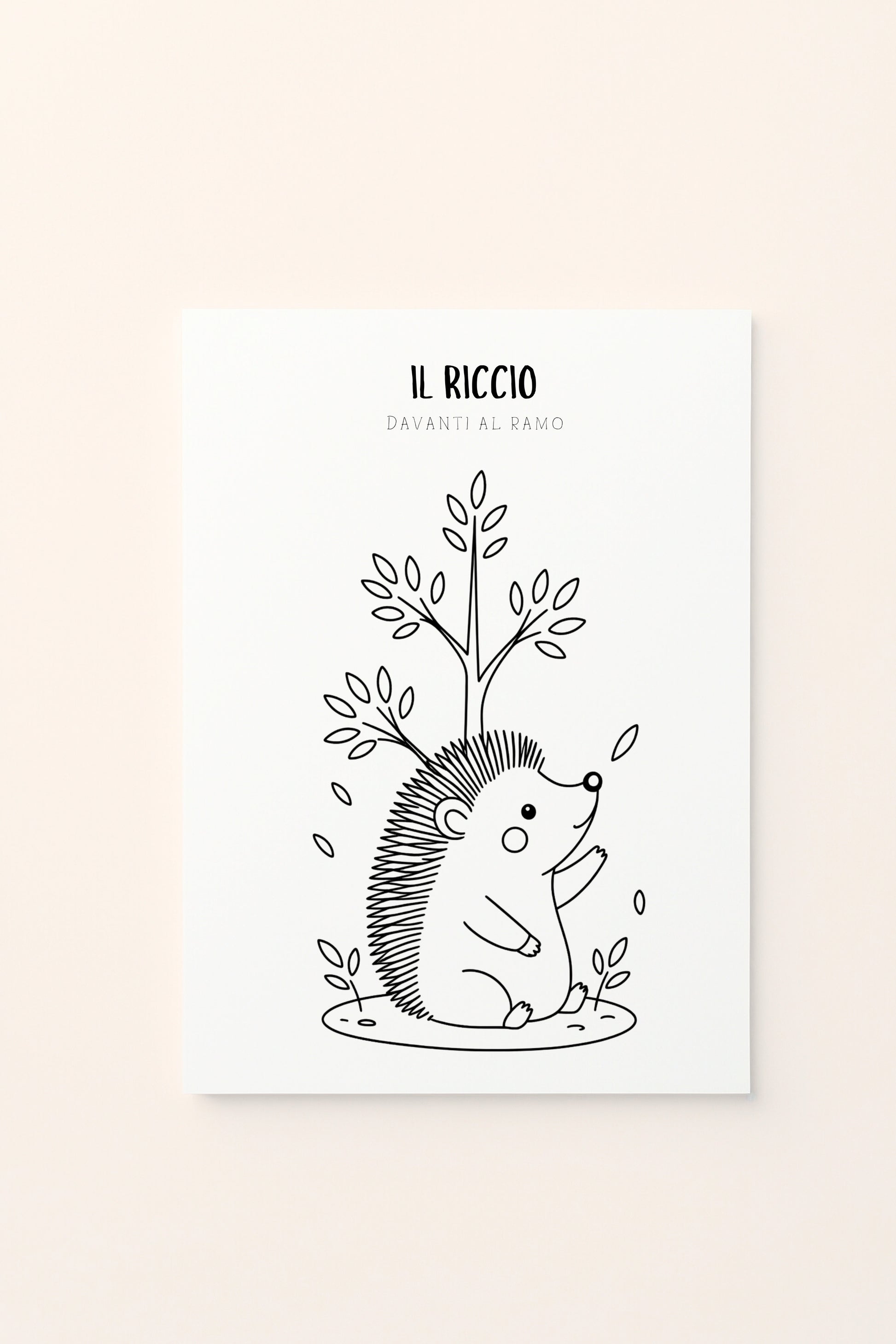 Poster per bambini con riccio illustrato davanti a un piccolo albero con foglie autunnali,  da colorare , presentato su sfondo rosato. Illustrazione delicata dai colori caldi e naturali.