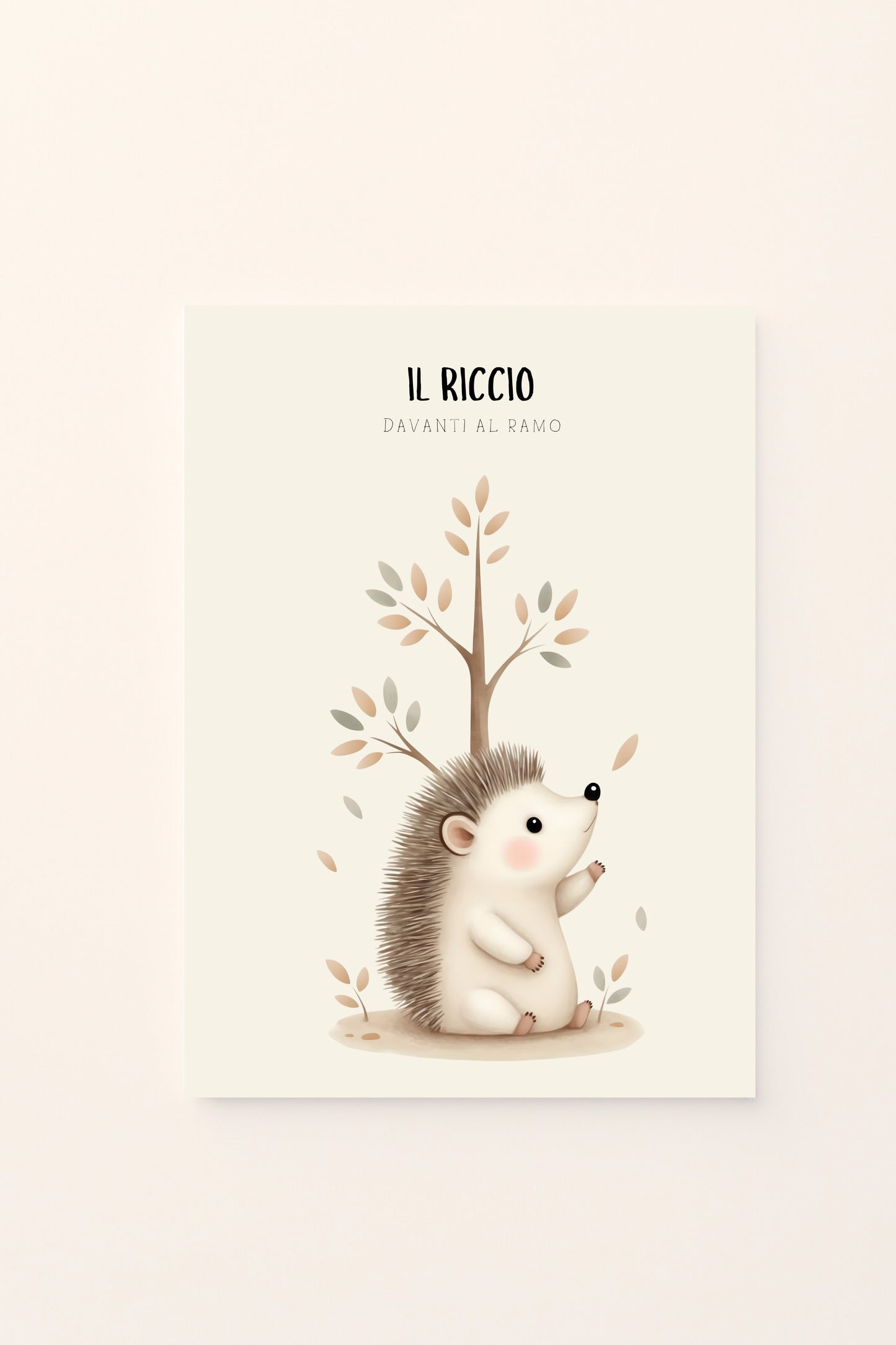 Poster per bambini con riccio illustrato davanti a un piccolo albero con foglie autunnali, presentato su sfondo rosato. Illustrazione delicata dai colori caldi e naturali.