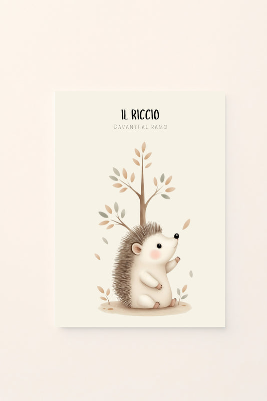 Poster per bambini con riccio illustrato davanti a un piccolo albero con foglie autunnali, presentato su sfondo rosato. Illustrazione delicata dai colori caldi e naturali.