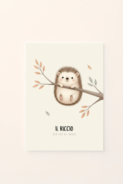 Poster per bambini con riccio illustrato su un ramo con foglie autunnali, presentato su sfondo rosato. Illustrazione delicata dai colori caldi e naturali.