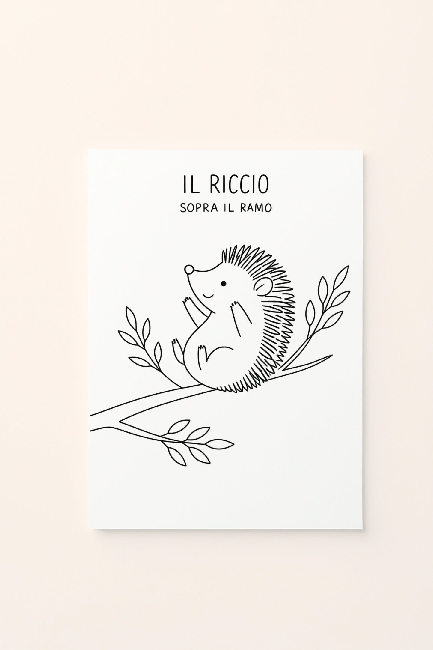 Poster per bambini con riccio illustrato sopra un ramo con foglie autunnali, presentato su sfondo rosato. Illustrazione delicata dai colori caldi e naturali.Da colorare 