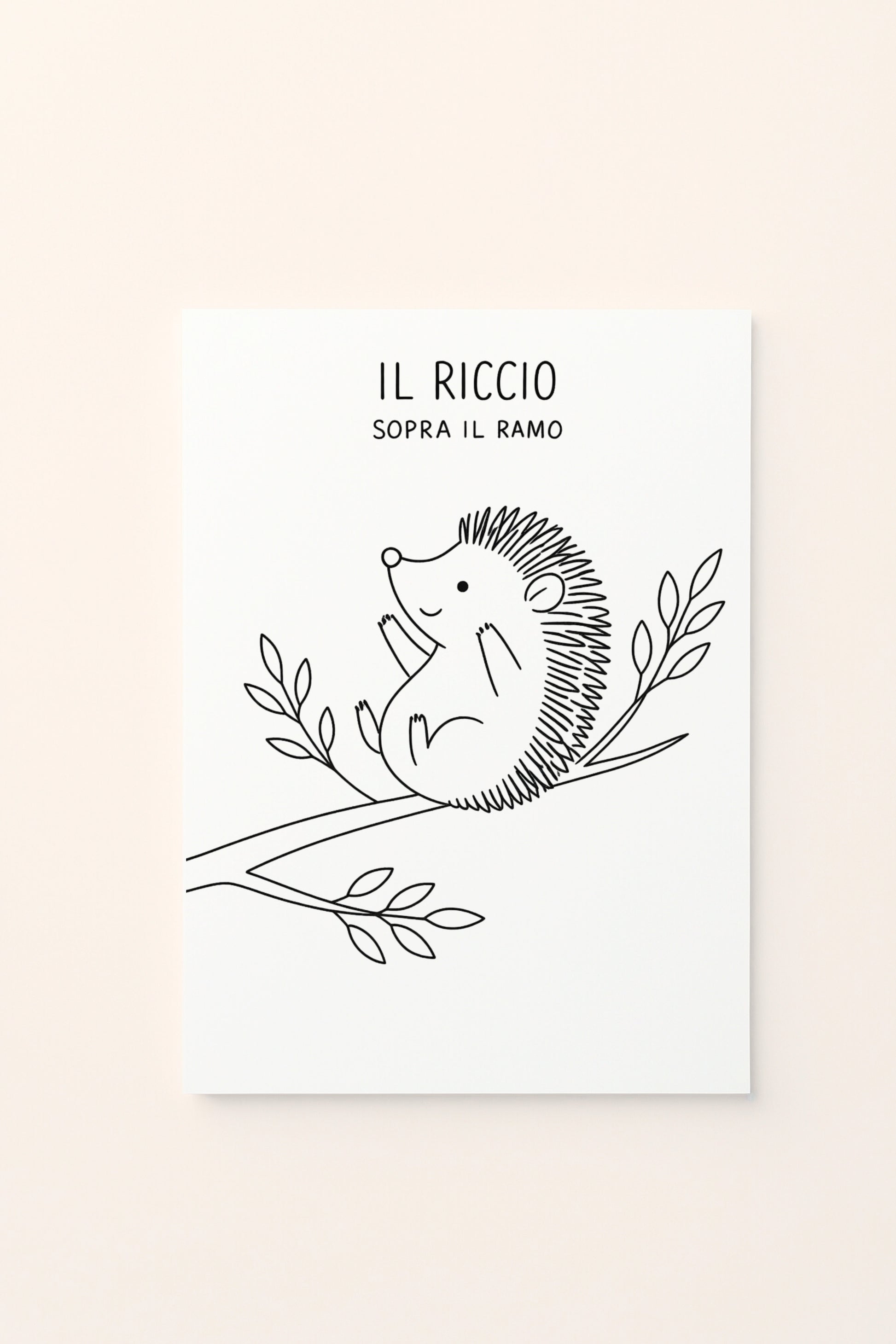 Poster per bambini con riccio illustrato sopra un ramo con foglie autunnali, presentato su sfondo rosato. Illustrazione delicata dai colori caldi e naturali.Da colorare 