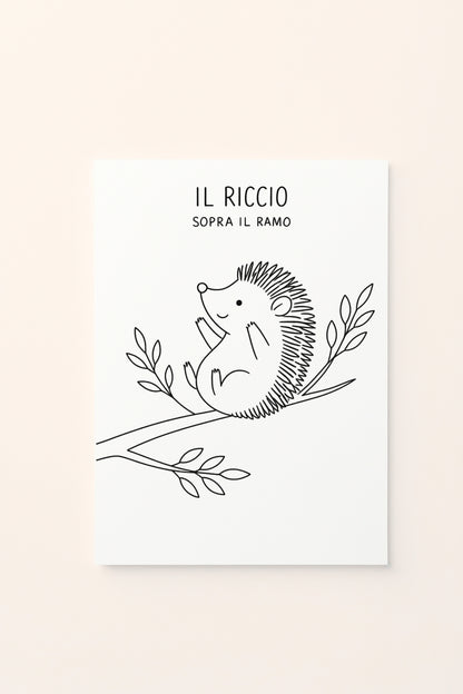 Poster per bambini con riccio illustrato sopra un ramo con foglie autunnali, presentato su sfondo rosato. Illustrazione delicata dai colori caldi e naturali.Da colorare 