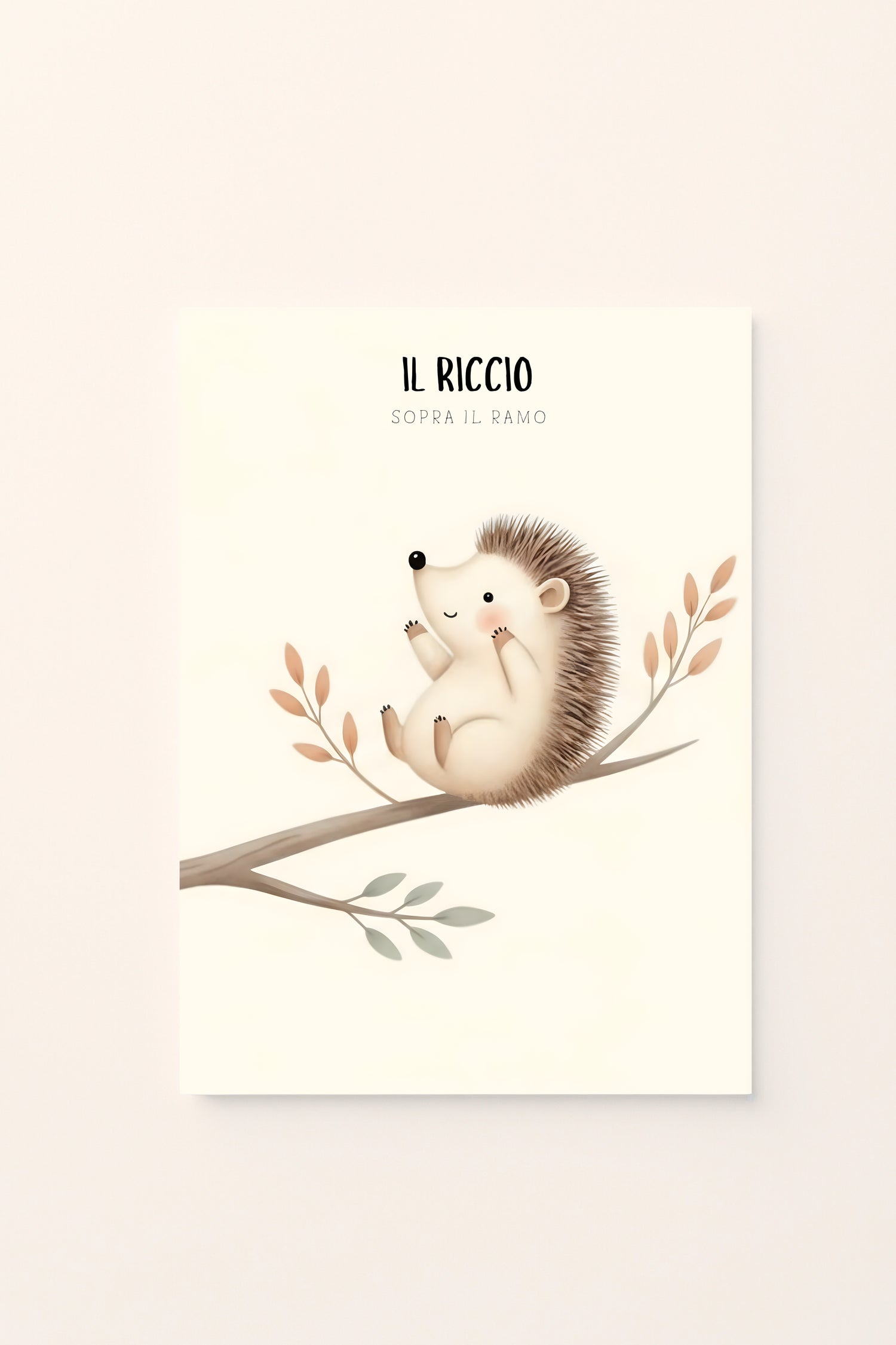 Poster per bambini con riccio illustrato sopra un ramo con foglie autunnali, presentato su sfondo rosato. Illustrazione delicata dai colori caldi e naturali.